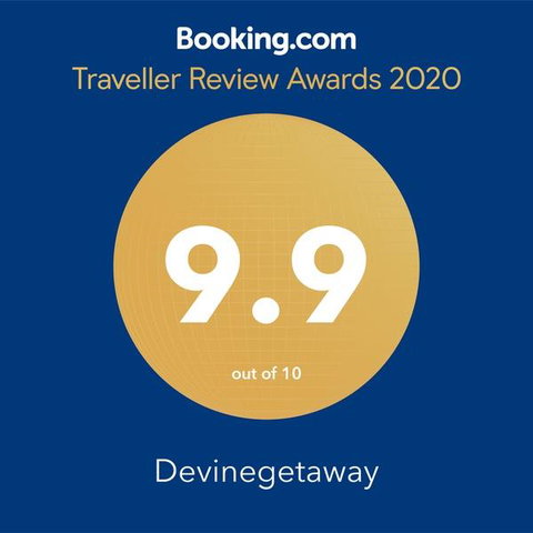Devinegetaway - Accommodation Main Beach 3