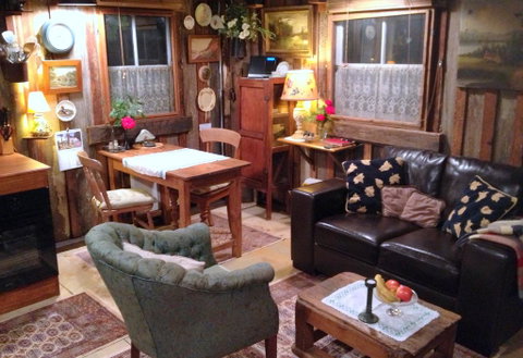 Devon Cottage - Accommodation Main Beach 2