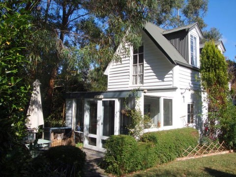 Devon Cottage - Accommodation Main Beach 0