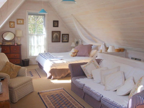 Devon Cottage - Accommodation Main Beach 3