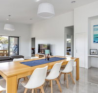 Diamond Bay Beach House brand new - Accommodation Main Beach