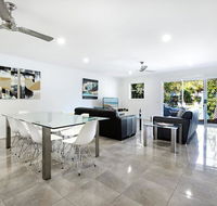 Diamond Beach 3 Bedroom Poolside Apartment - Accommodation Main Beach