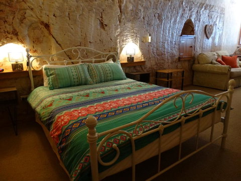 Dinky Di's Dugout - Accommodation Main Beach 3