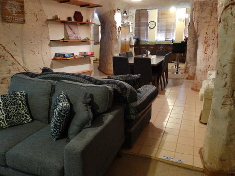 Dinky Di's Dugout - Accommodation Main Beach 0