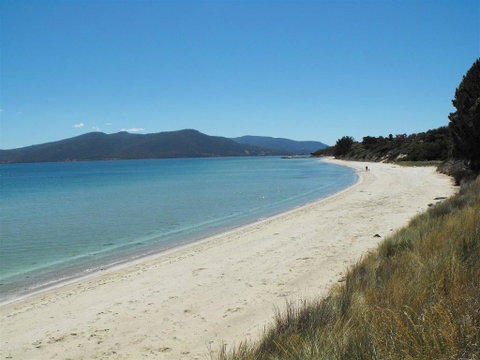 Discover Bruny Island Holiday Accommodation - Accommodation Main Beach 1