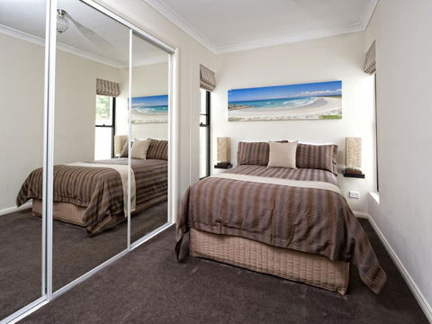 Dolphin Shores - Accommodation Main Beach 1