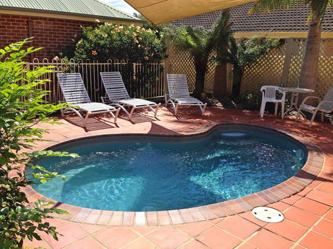 Dolphin Shores - Accommodation Main Beach 0
