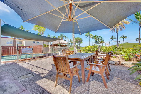 Driftwood On The Beach - Accommodation Main Beach 3