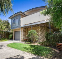 DRIFTWOOD VILLA - free wifi walk to beach - Accommodation Main Beach