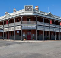 Duke's Inn - Accommodation Main Beach