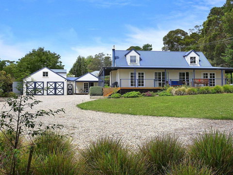 Duncraig House - Open Fireplace, Spa, Pet Friendly - Accommodation Main Beach 0