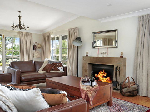 Duncraig House - Open Fireplace, Spa, Pet Friendly - Accommodation Main Beach 1