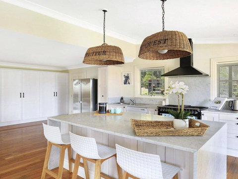 Duncraig House - Open Fireplace, Spa, Pet Friendly - Accommodation Main Beach 3