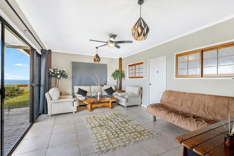 Eagles Loft - Accommodation Main Beach 1