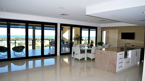 Eagles Nest - Accommodation Main Beach 1