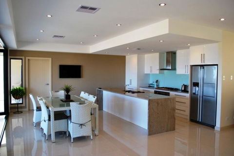 Eagles Nest - Accommodation Main Beach 3