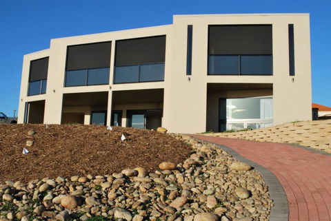 Eagles Nest - Accommodation Main Beach 0