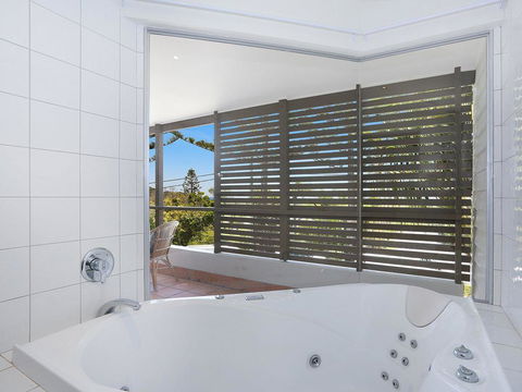 EAST COAST ESCAPES - Lighthouse Studio - Accommodation Main Beach 2