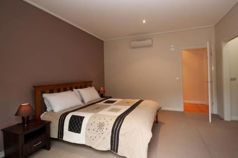 Eastern Beach - Accommodation Main Beach 2