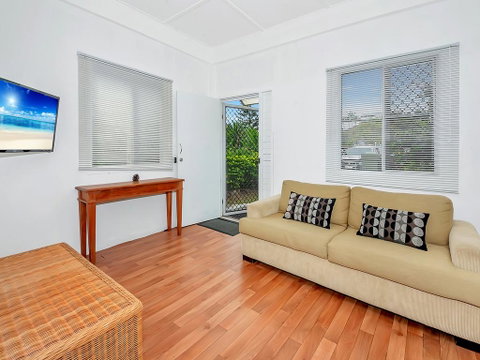 Easy Going Holiday Unit On McKenzie MK6 - Accommodation Main Beach 2