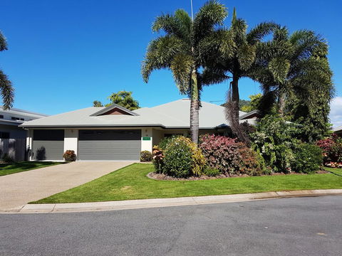 Eden Trinity Beach Lagoon Front House - Accommodation Main Beach 1