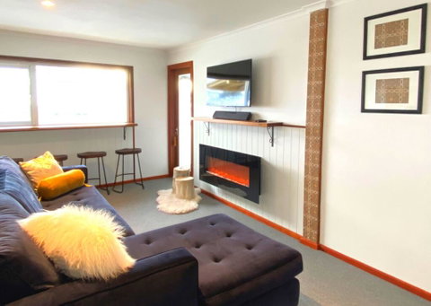 Eiger Chalet - Accommodation Main Beach 1