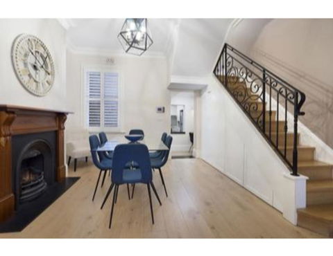 Elegant Renovated Terrace Close To City - Accommodation Main Beach 1