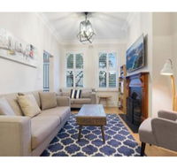 Elegant Renovated Terrace Close To City - Accommodation Main Beach