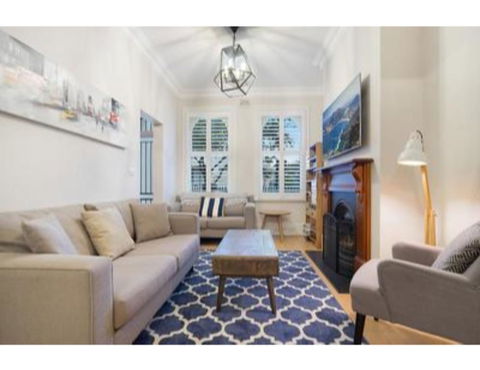 Elegant Renovated Terrace Close To City - Accommodation Main Beach 0