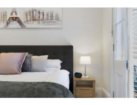 Elegant Renovated Terrace Close To City - Accommodation Main Beach 2