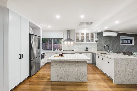 Ellerina Sea Vista Luxury Family Retreat With Sauna, Pool, Amazing Water Views, Walk To Beach - Accommodation Main Beach 2