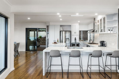 Ellerina Sea Vista Luxury Family Retreat With Sauna, Pool, Amazing Water Views, Walk To Beach - Accommodation Main Beach 1