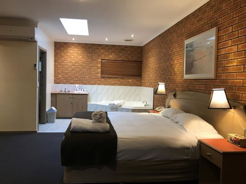 Eltham Motor Inn - Accommodation Main Beach 2