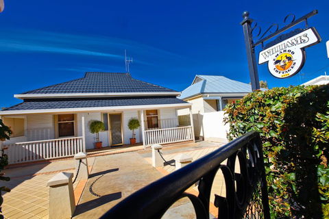 Emaroo Cottages Broken Hill - Accommodation Main Beach 2