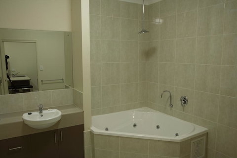 Emerald Inn - Accommodation Main Beach 3