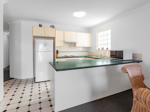 Emerald Shores Unit 6, 8 Orvieto Terrace, Kings Beach - Accommodation Main Beach 2