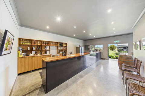 Emma's Cottage Vineyard - Accommodation Main Beach 1