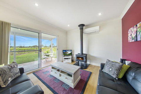 Emma's Cottage Vineyard - Accommodation Main Beach 2