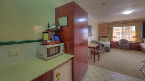 Endeavour Court Motor Inn - Accommodation Main Beach 2