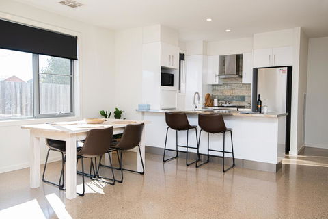 Endsleigh II - Cosy 2 Bedroom Villa, Free Wifi, Near CBD - Accommodation Main Beach 0