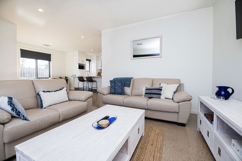 Endsleigh II - Cosy 2 Bedroom Villa, Free Wifi, Near CBD - Accommodation Main Beach 2