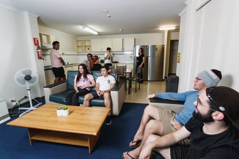 Erica Underwood House 6 Bedroom Flat - Accommodation Main Beach 2