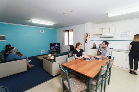 Erica Underwood House 6 Bedroom Flat - Accommodation Main Beach 3