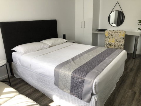 Escape On Lake - Accommodation Main Beach 0