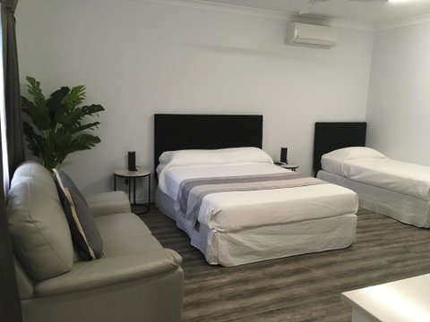 Escape On Lake - Accommodation Main Beach 3