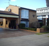 Estelle Kramer Motel - Accommodation Main Beach