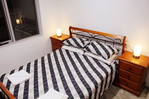 Executively Styled 2 Bed, 2 Bath, Perfect Location - Accommodation Main Beach 2