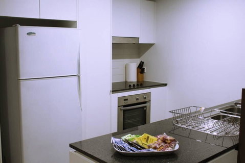 Executively Styled 2 Bed, 2 Bath, Perfect Location - Accommodation Main Beach 0