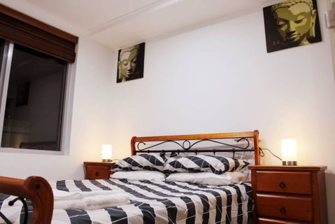 Executively Styled 2 Bed, 2 Bath, Perfect Location - Accommodation Main Beach 3