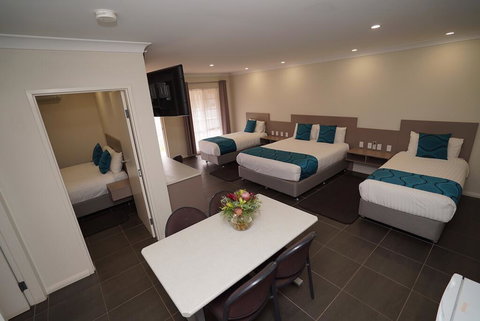 Exies Bagtown - Accommodation Main Beach 1